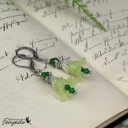 Ohrringe "Feenlaterne" - grün/dunkelgrün - mit nachtleuchtender Perle